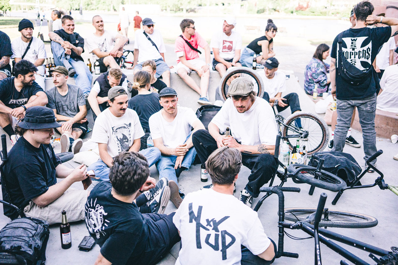 Manual Marv erklärt interessierten Zuhörern Manual 180s auf Flatrails