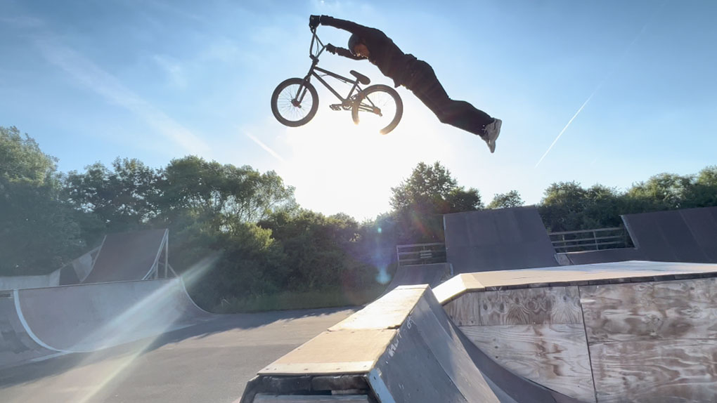 Linus Fischer macht in seinem neuen Video dort weiter, wo er mit seinem letzten aufgehört hat: der Zerstörung der Skateparks in Mittelfranken