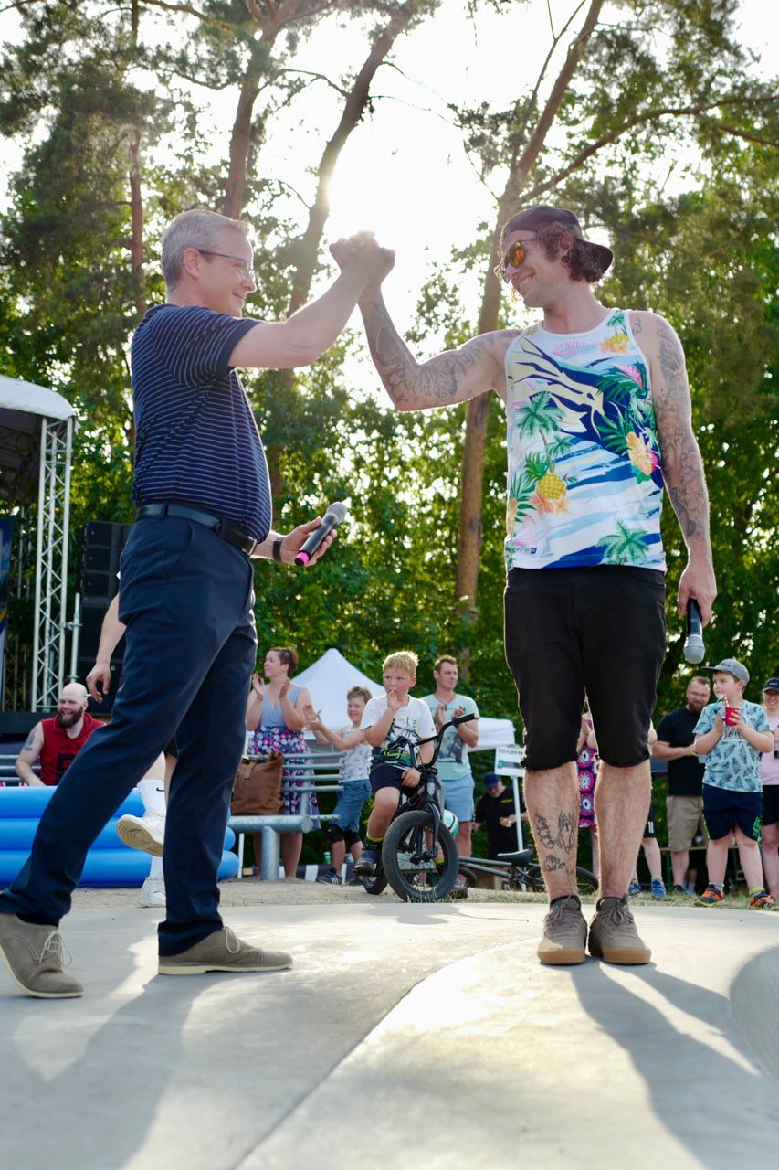 Links sehen wir Andreas Igel, den Bürgermeister von Ludwigsfelde, wie er gerade für nächstes Jahr die dritte Auflage des LuCru BMX Jam bestellt
