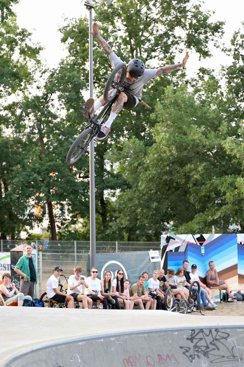 Daniel Juchatz mit dem Trick, der ihm Platz 1 beim Best-Trick-Contest einbrachte
