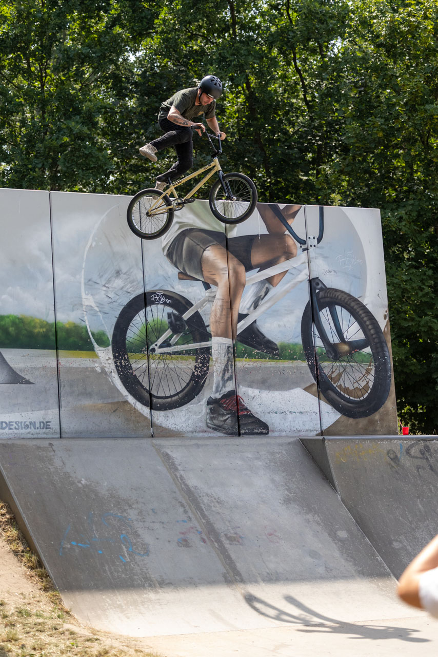 Einer muss es tun: Diesmal stürzte sich Dominik Freigang den Wallride runter