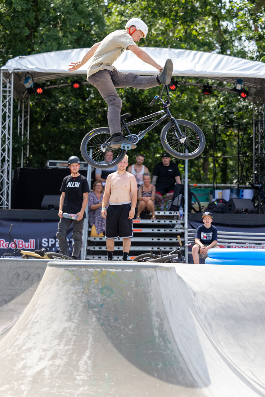 Max Martin mit einem Manöver, das man nicht alle Tage sieht: One Handed Can Can