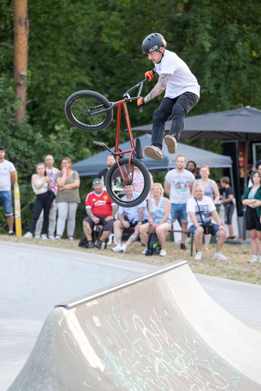 No Footed Can Can von Mike Bräutigam über die Spine