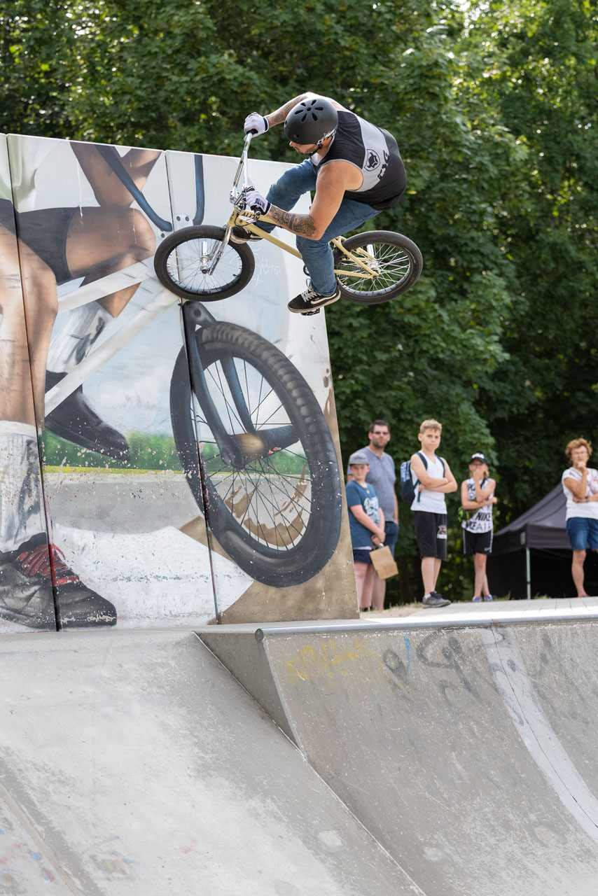 Halb Air, halb Liptrick: Tobias Freigang zimmert einen Footjam an den Wallride