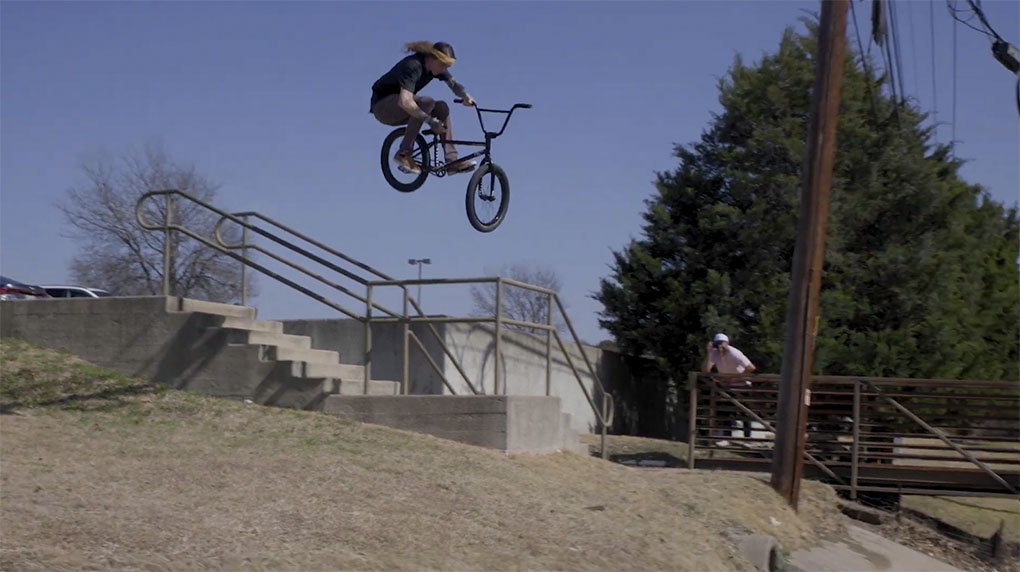 Für das "ATM Machine"-Video von Odyssey BMX haben sich Tom Dugan und Aaron Ross mit dem Techwizard Matt Nordstrom zusammengetan.