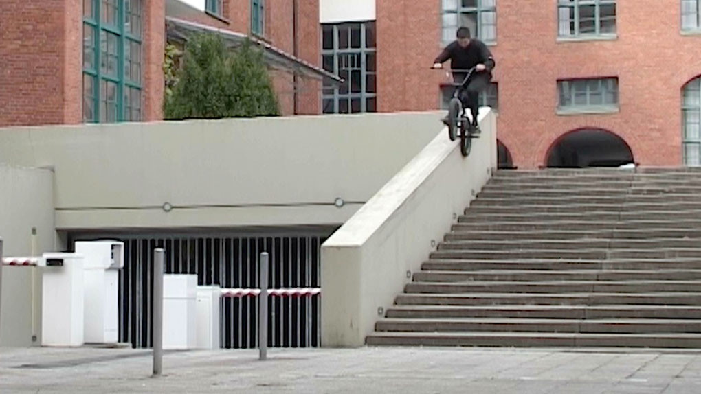 Valle Seuss hat für das À La Carte-Video von CREMiCH einen Hammerpart randvoll mit extra schmackhaften Bangern abgeliefert. Bon appétit!