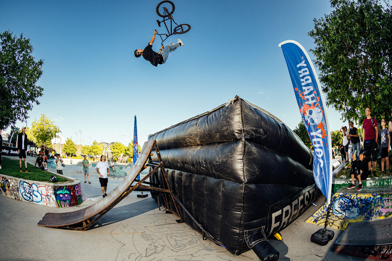 Wer schonmal eine Veranstaltung organisiert hat, weiß, dass man darauf vorbereitet sein muss, dass allerlei unvorhergesehene Dinge geschehen. Schön und gut, aber das Jan Mihaly Flipwhips auspacken würde, damit konnte aber nun wirklich niemand rechnen!