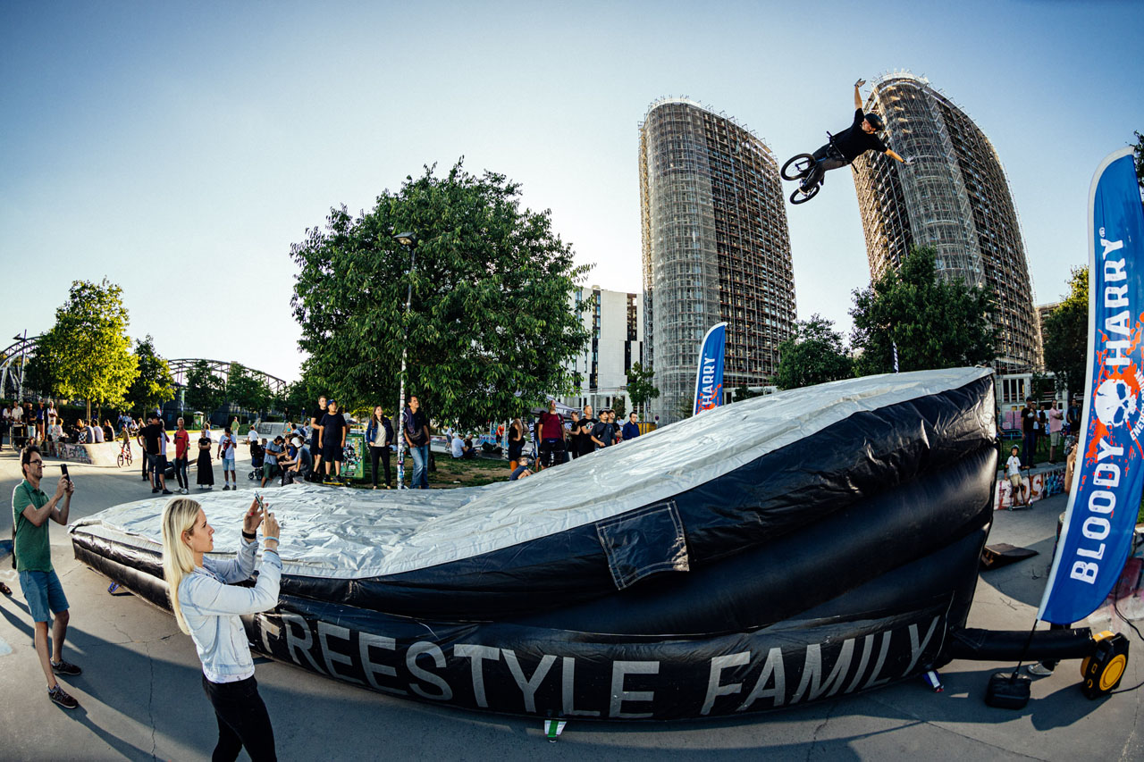 Michael Meisel gewährte uns einen Einblick in ein paar Tricks, die er in letzter Zeit so auftrainiert hat, wie zum Beispiel dieser No Handed Cork 7