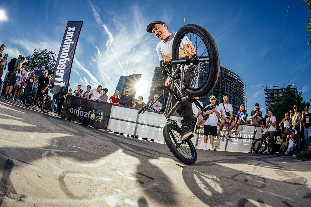 Daniel Fuhrmann vom kunstform BMX Shop war angereist, um mit seinem Eberswalder Homie Johnny Flatlandshows zu fahren und den Kids im Anschluss noch ein paar Tipps für die ersten Tricks zu verraten