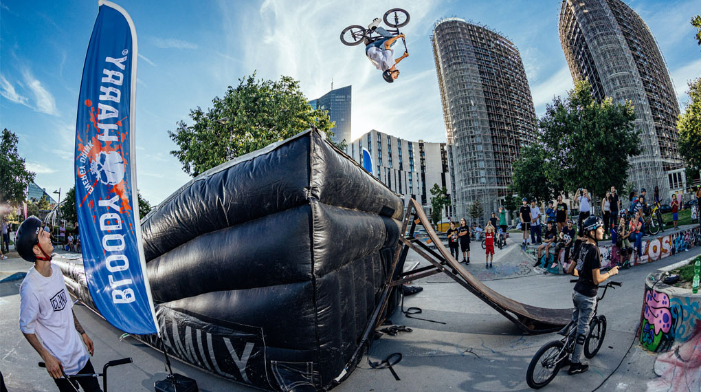 Im Rahmen der EUROBIKE 2022 haben wir eine dicke BMX-Party im Hafenpark Frankfurt geschmissen. Hier entlang für die Fotogallery.