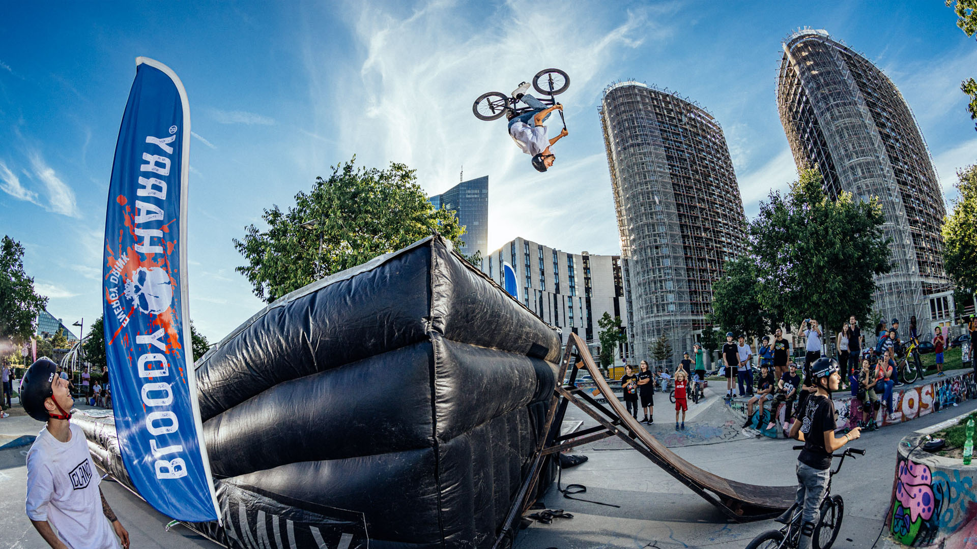 Im Rahmen der EUROBIKE 2022 haben wir eine dicke BMX-Party im Hafenpark Frankfurt geschmissen. Hier entlang für die Fotogallery.