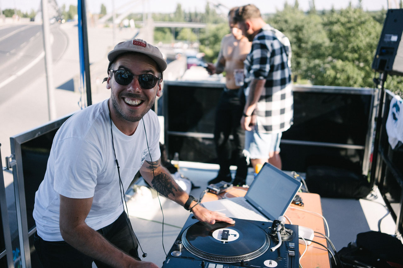 DJ Lil J die Tunes am Pumpen