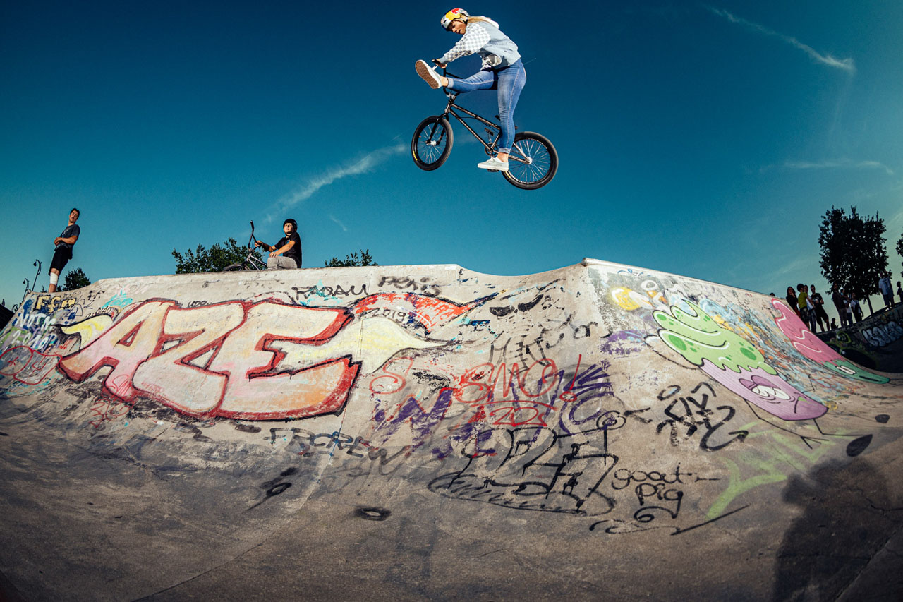 Lara Lessmann ist zwar eher auf Park spezialisiert, ging aber auch im Bowl des Hafenparks gut ab