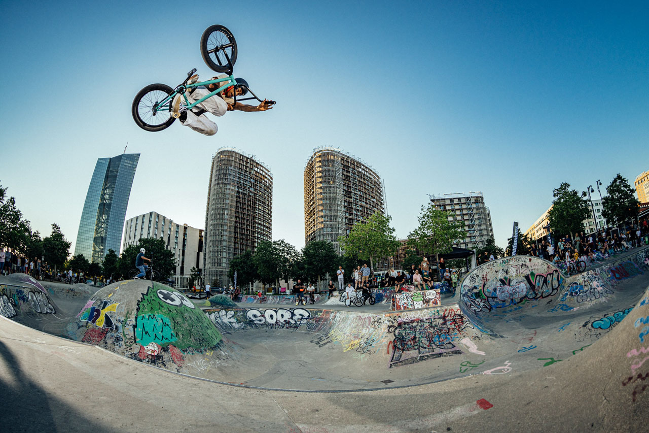 Sikharin Supanmart, Tabletoptransfer von ganz links nach ganz rechts