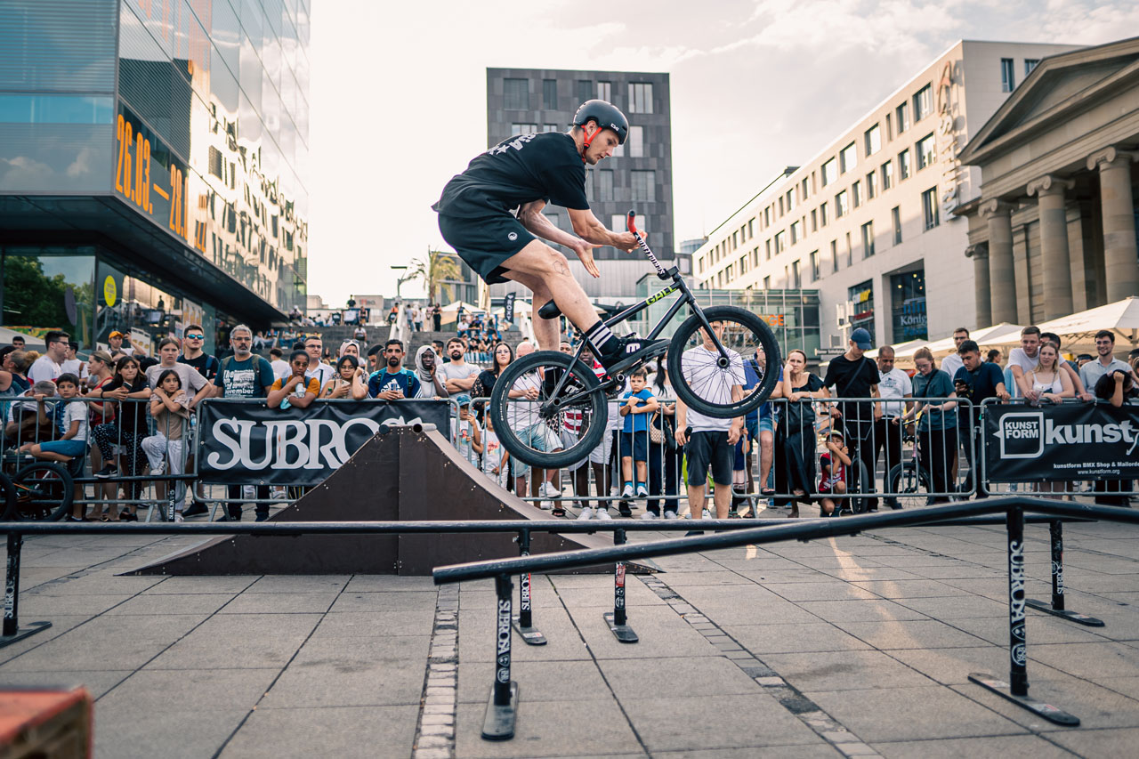 Was Andreas Gall hier genau veranstaltet, kann man sich demnächst in David Schallers Video vom kunstform Streetrail Battle angucken