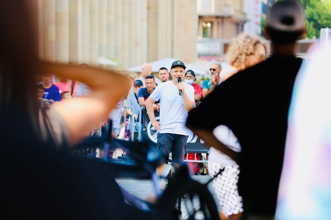 Daniel Fuhrmann von kunstform BMX führte gewohnt souverän durch das Tagesprogramm