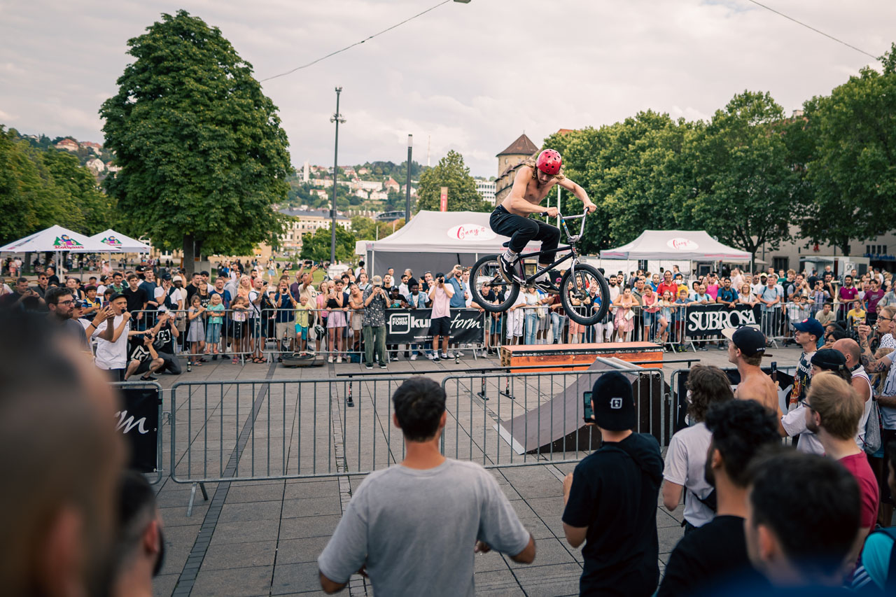 Konsty Rudboshta, 360 aus der Spine über den Zaun
