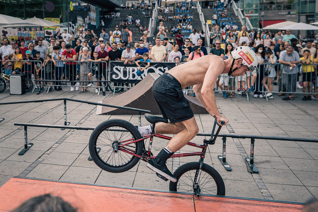 Kaputtgart-Gangmitglied und kunstform-Mitarbeiter Ole Peter mit ordentlich Lehnung. Nicht vergessen: Am 27. August feiert das neue Kaputtart-Video mit einem Streetjam und reichlich Freibier seine Premiere!