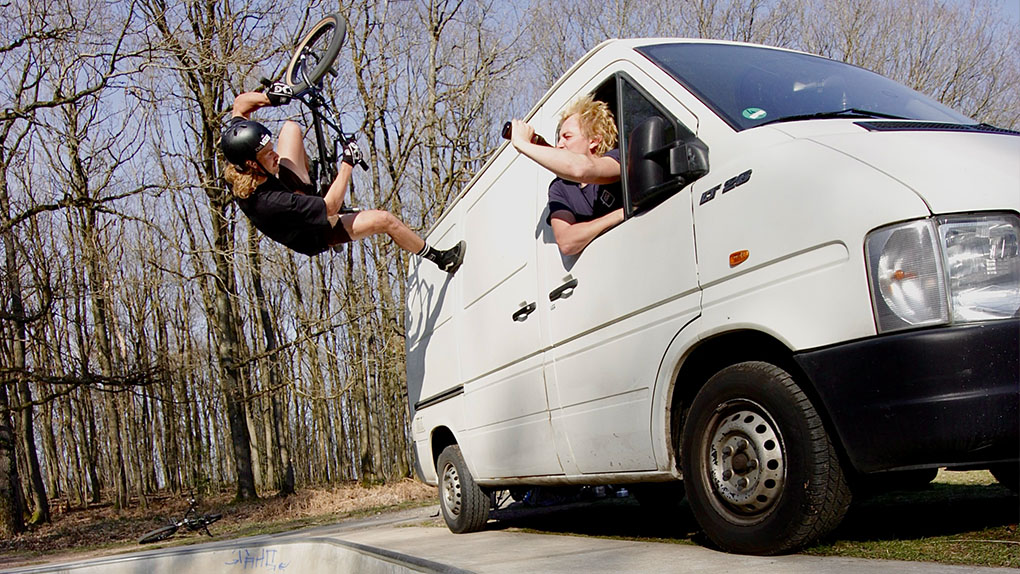 Paul Thölen und Alessandro Izzo haben im Auftrag von SIBMX einige Bowls und Trails zwischen Bonn und Karlsruhe abgeklappert.
