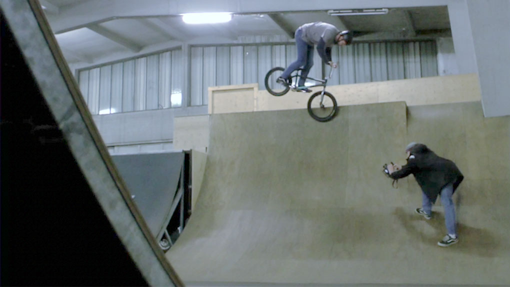 Wie ab er geht! Vincent Unrath nimmt in seinem neuen Video den Indoorpark der Sportpiraten in Flensburg auseinander.