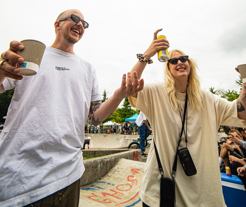 Schampus für Marius und Marie zum Abschied - Hintergrund: Sie wanderten fünf Tage später aus. Viel Glück für euch!