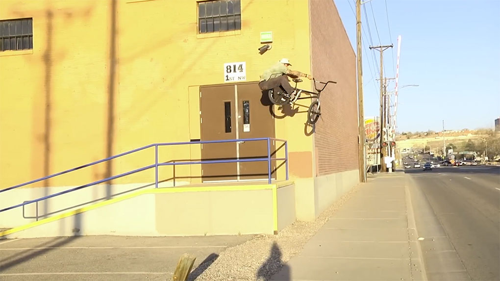 Pedal to the metal und dann ab dafür! Brett Silva reißt in seinem neuen Video für Sunday Bikes komplett die Hütte ab. Gucken!