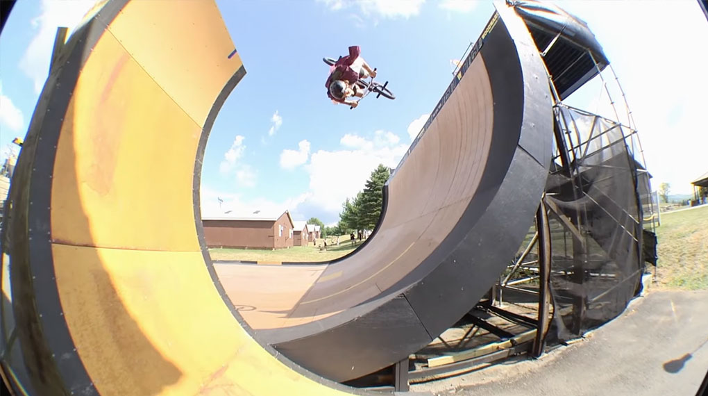 Die Sunday-Bikes-Fahrer Erik Elstran, Julian Arteaga und Jake Seeley haben eine mega gute Zeit in Woodward Camp gehabt.