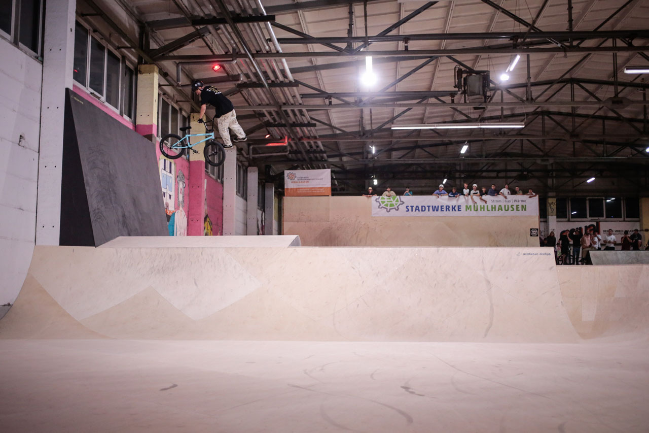 Evan Brandes hat sich in letzter Zeit ein wenig rar gemacht, ist jetzt aber wieder am Start und außerdem über SIBMX für Volume Bikes und Odyssey BMX unterwegs