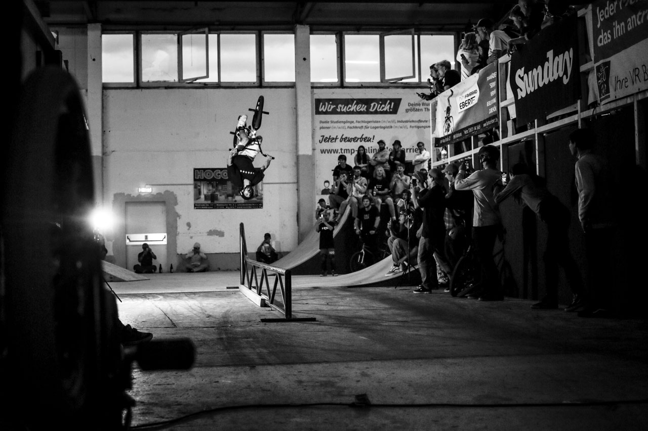 Die Kartoffel des Tages: Als erster Alman flippte Jan Mihaly aka der beste BMXer Deutschlands während der Sunday-Bikes-Rail Session aus einem Rail und landete am Sonntag zudem auf Platz 1 in der Pro-Klasse