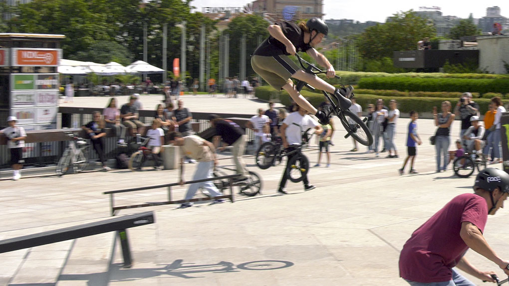 Die 1Up BMX Crew in Sofia weiß, wie man eine Party schmeißt. Hier entlang für 13 Minuten raw footag von ihrem disjährigen Streetjam.