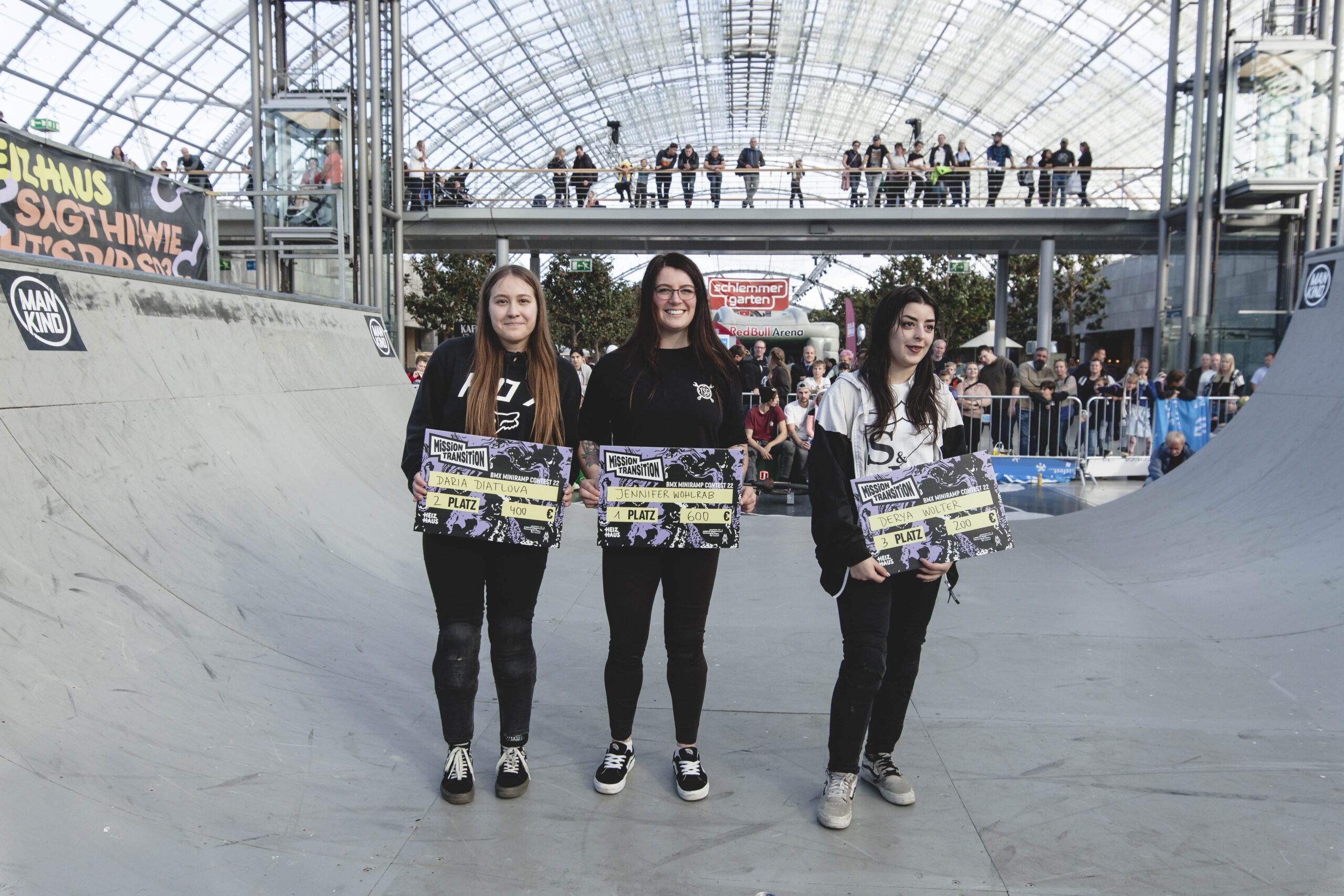 Die Gewinnerinnen bei den Damen waren (v.l.n.r.): Daria Diatlova (2.), Jennifer Wohlrab (1.) und Derya Wolter (3.)