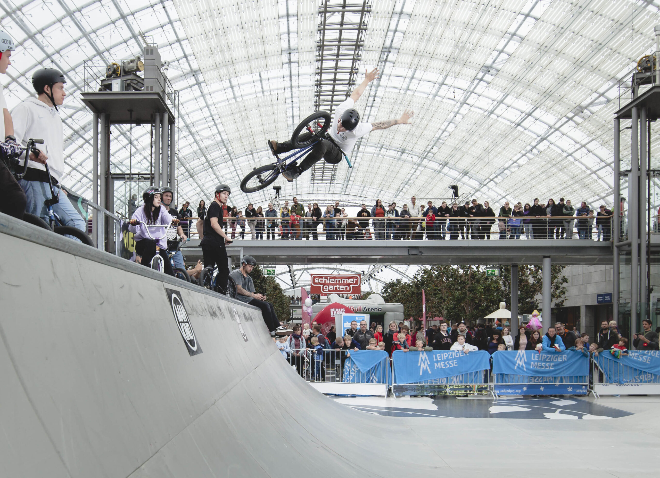 Patryk Mika streckt sich bis zum Anschlag