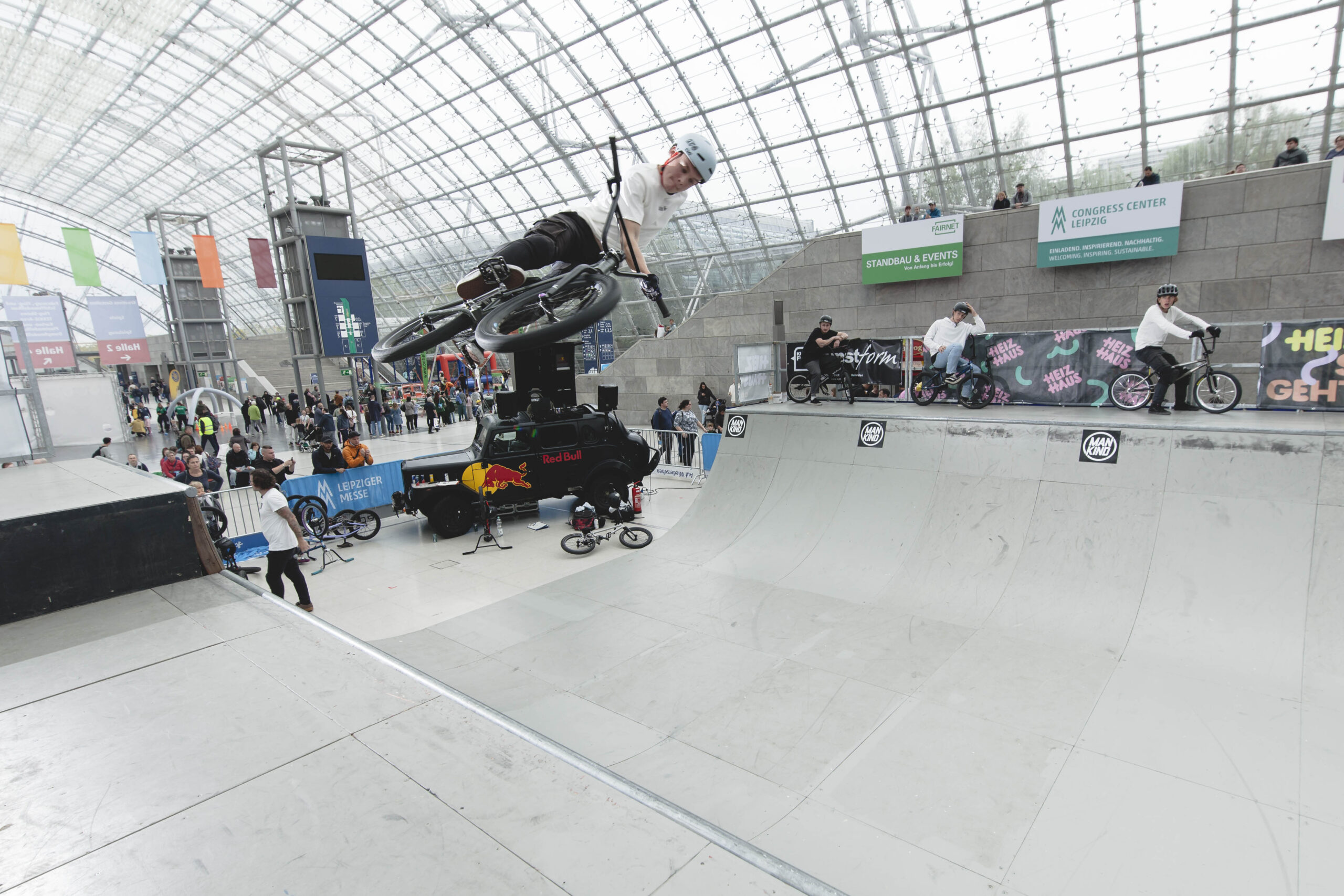 Relaxte Aufwärmübung von Jakob Dunkel, bevor er beim Best-Trick-Contest abräumte