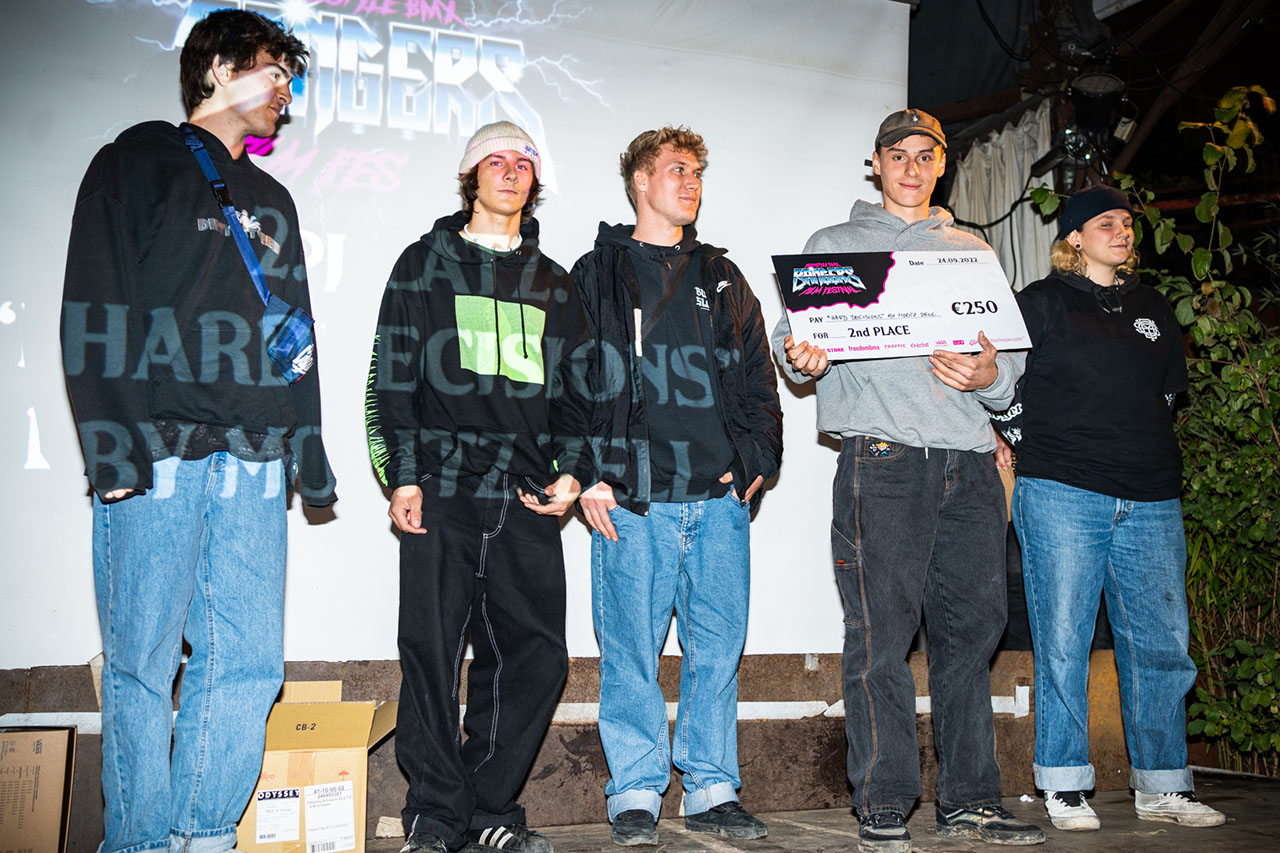 Obwohl sich die Die Busch Crew um Moritz Zell nicht so recht entscheiden mochte, ob sie mit der altbewährten VX oder doch lieber ihrer neuen HD-Kamera filmen sollen, konnten sich die Homies aus Freiburg im Gegensatz zum letzten Jahr, als sie bereits einen guten 4. Platz belegten hatten, noch einmal verbessern und sackten die Silbermedaille ein