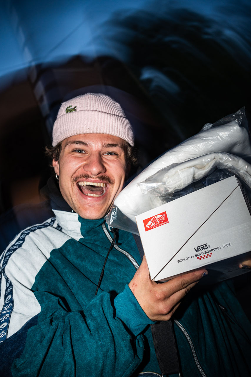 Stoked! Wenn man irgendwo nackt über eine Kreuzung laufen kann, ist Luca Hemmelmann nicht weit. Damit er danach nicht friert, wurde der Moderator des Schüsseljams von VANS neu eingekleidet