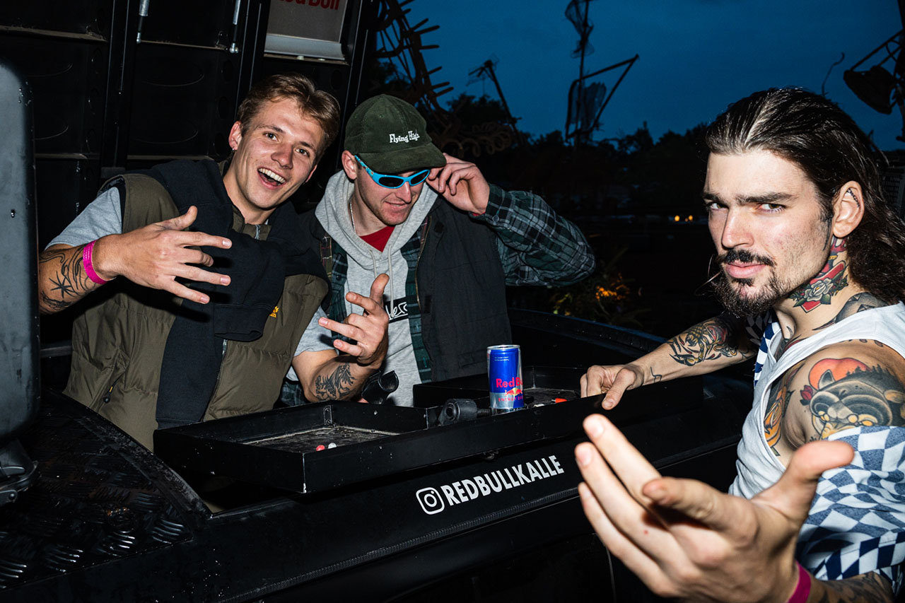 Auch am DJ-Pult gab es eine Neuerung: Während bisher stets einfach irgendein Handy angeschlossen wurde, das eine Playlist abspielte, sprang diesmal Team Bayern aka Kilian Reichmeyer und Tom Weikert in die Bresche, die das Soundcar von Red Bull enterten und der Partymeute vor der Preisverleihung reihenweise Gute-Laune-Tunes um die Ohren hauten