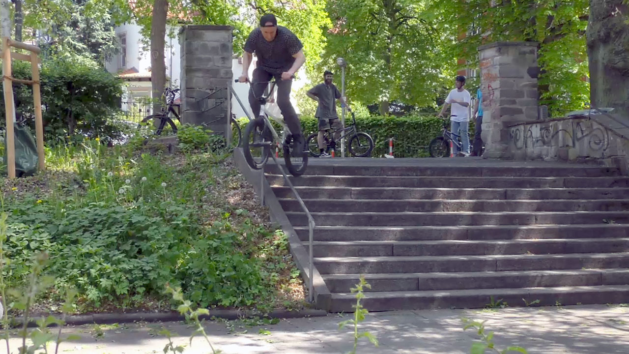 Fahrer aus Niedersachsen, NRW, Hessen und Thüringen kamen im Mai zum allerersten BMX-Streeetjam in Göttingen zusammen. Mehr dazu in unserem Video.