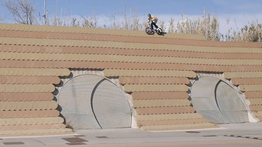 Hier entlang für CLICHÉ, das erste BMX-Streetvideo ever, das komplett von Frauen vor und hinter der Kamera bestritten wurde. YEWW!