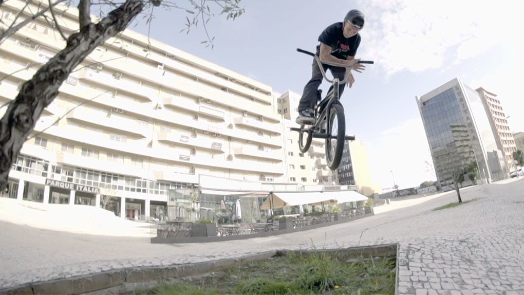 Pegs to Over Oppo Smith 180 mit nassen Reifen an einem Rail? Kein Problem für Kilian Reichmeyer, der für sein neues Video mal wieder schwer abgegangen ist.