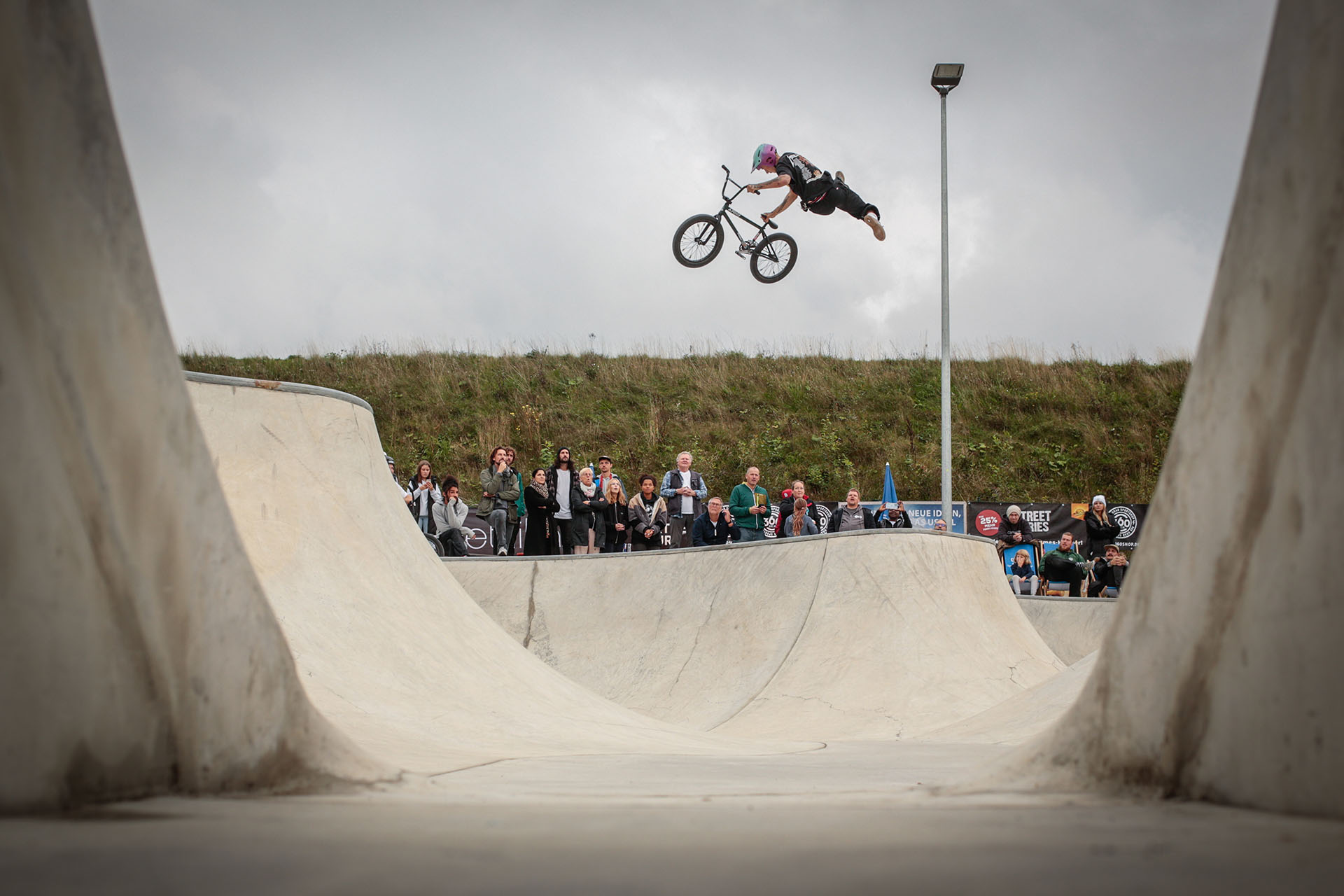 Nachdem wir bereits die Videos von der Ride Further Tour im Skatepark Lohhof auf der Seite hatten, folgt heute noch ein ordentlicher Schwung Fotos.