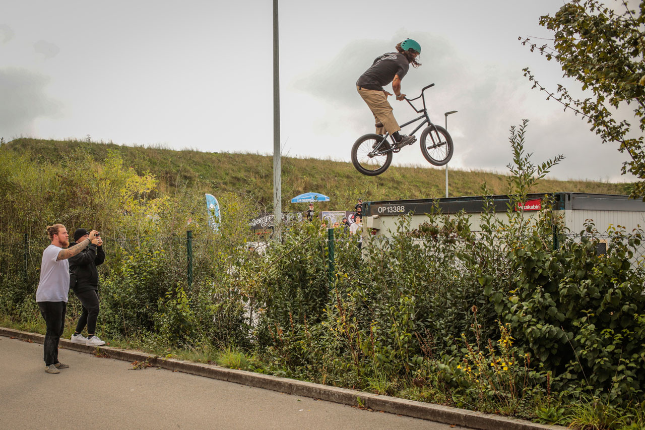 Emma Silva mit dem Trick des Sonntags: Truckdriver über das Garagengap
