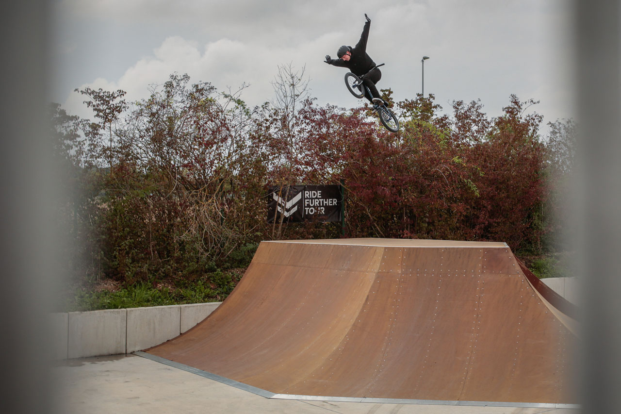 Michael Meisel, frei schwebender Condor mit Drehung