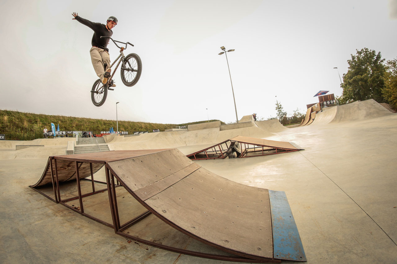 Neben dem Wurstobstacle hat es auch die kleine, alte Holzbox in den neuen Park geschafft. Santiago Laverde, Suicide