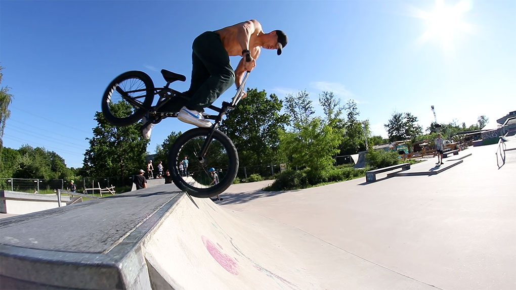Teil 1 der "Sunday In The Park"-Reihe entführt uns nach Allerfornia, wo es sich Tim Güntner und Konsorten auf der örtlichen Skaterbahn gut gehen lassen.