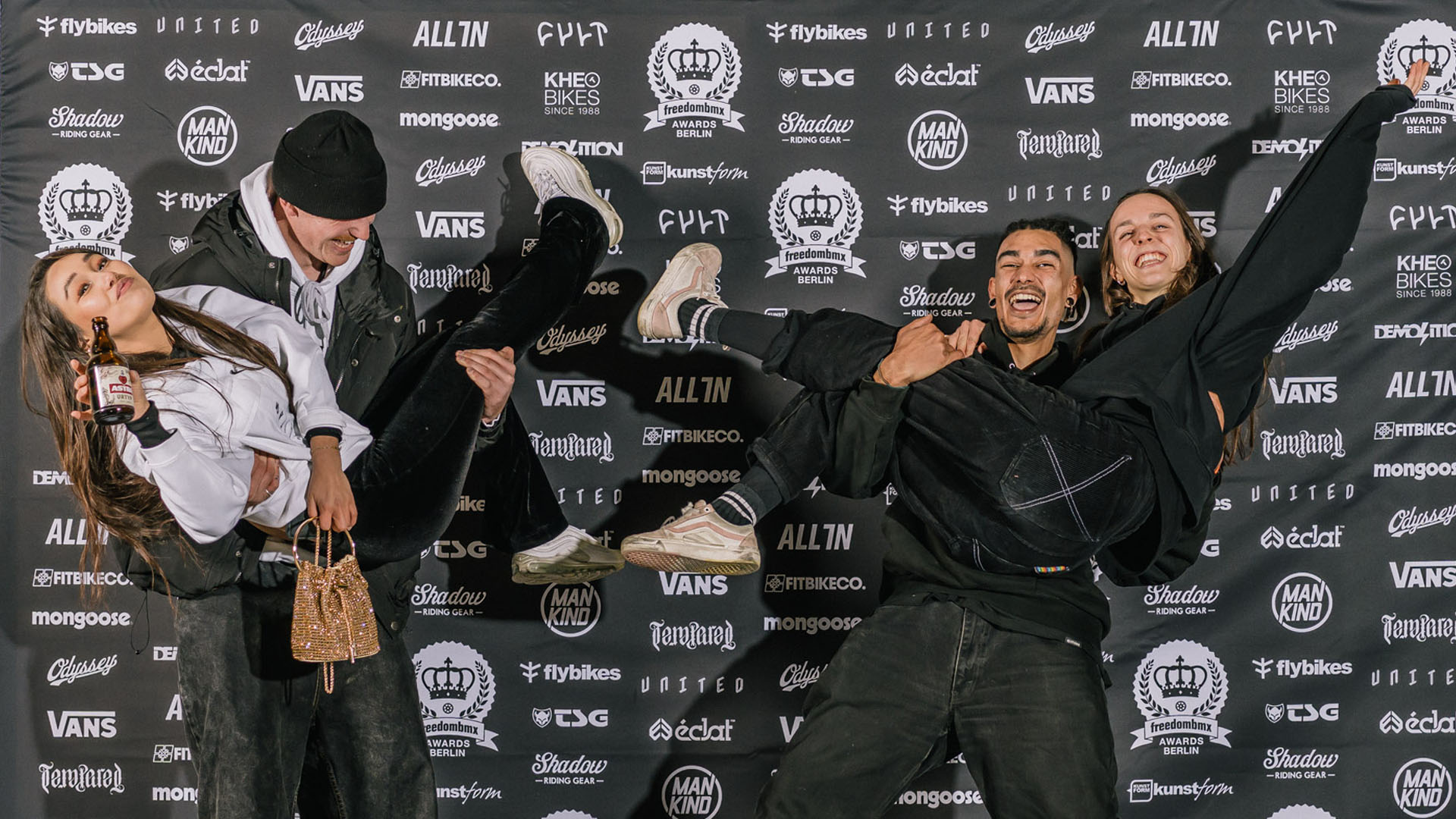 Bevor in der Skatehalle Berlin zum 11. Mal die freedombmx Awards verliehen wurden, hieß es für unsere Gäste: Antreten vor der Fotowand!