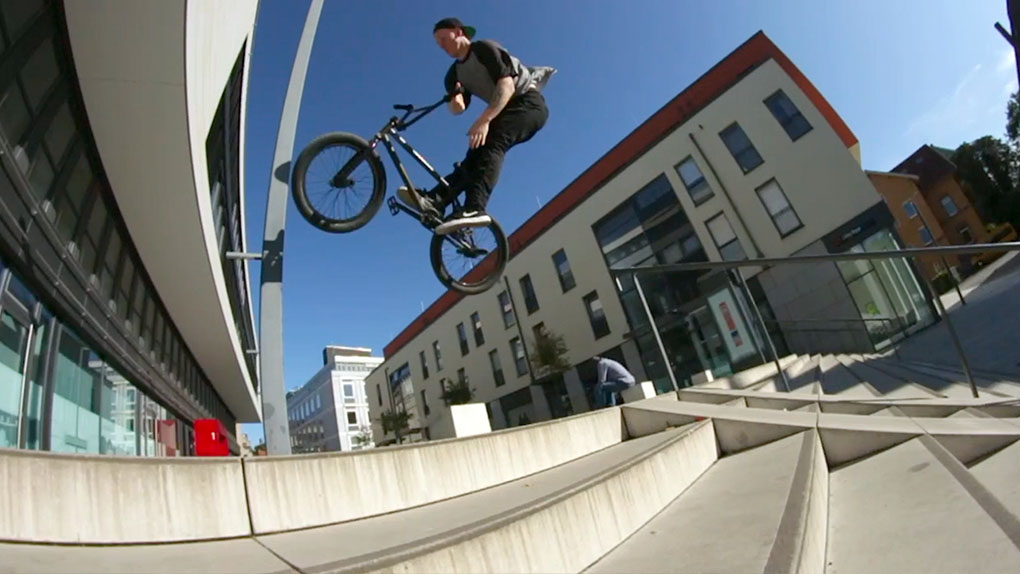 Für sein neues BMX-Video macht Mr. Double Bar aka Ferdi Bensch die Straßen seiner Heimatstadt Kassel unsicher. Check it out!