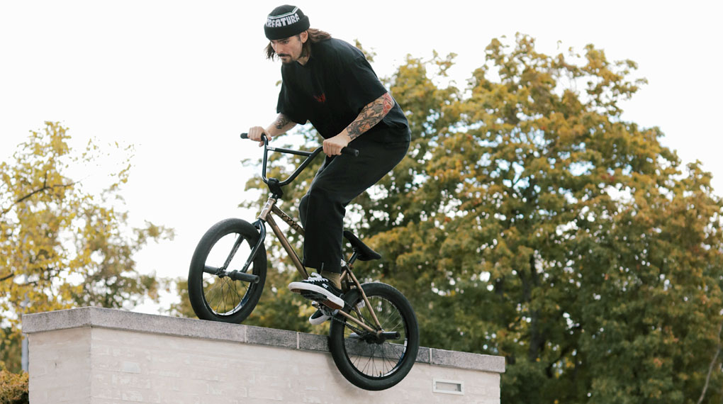 Frohe Weihnachten zusammen und willkommen bei unserem XMAS Online BMX Jam 2022, den wir in Zusammenarbeit mit dem kunstform BMX Shop veranstalten.