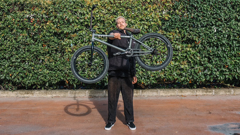 Kilian Roth hat 2022 bei den freedombmx Awards die Kategorie "Videopart des Jahres" gewonnen und von Cult einen eigenen Colorway spendiert bekommen.