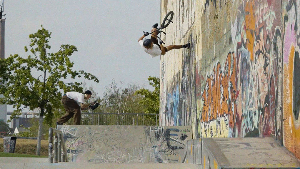 Für sein neues Video hat sich Paul Thölen mit niemand Geringeren als Felix Prangenberg zusammengetan. Das Ergebnis ist ziemlich beeindruckend!