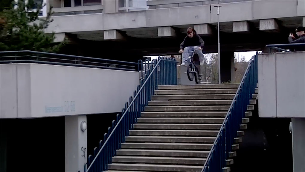 Was der 22-jährige Schweizer Basil Roos in seinem neuen Video für Stranger und die 22CRU antischt, ist überaus erfrischend. Checken!